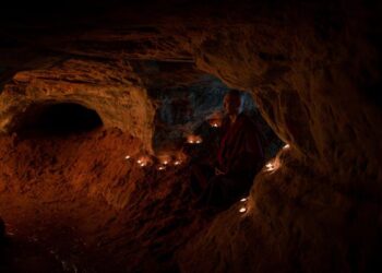 Beyond the Brochure: A Beginner’s Guide to Buddhist Retreats That Actually Change You