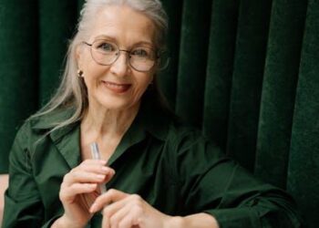 Beyond the Template: How to Write a LinkedIn Recommendation for Your Manager That Actually Means Something